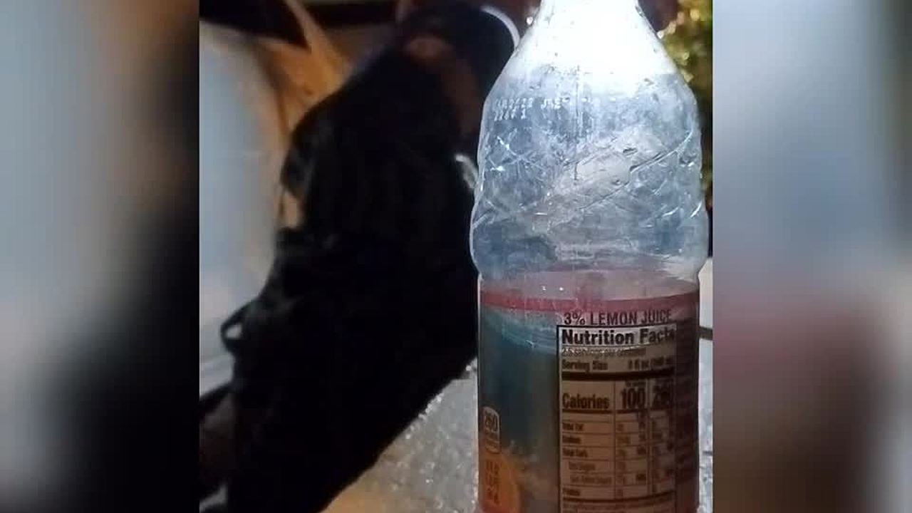Gaktrizzyn kotitekoinen pornovideo, jossa nainen huutaa pullolla kuva