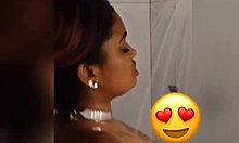 Ratu Scorpio Jamaika menjadi nakal di kamar mandi