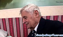 Пожилой мужчина наслаждается ездой на молодой европейской подростке в собачьем положении