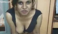 Az indiai anyós és a desi szextanítója vadak ebben a videóban