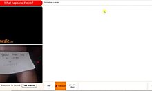Femdom sur webcam capture une petite bite en chasteté