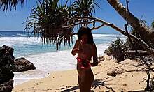 Домаћи видео који приказује девојку како се гола и игра са чепом на плажи
