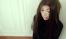 Eine entzückende Freundin gesteht ihre sexuellen Wünsche in einem hausgemachten POV-Video