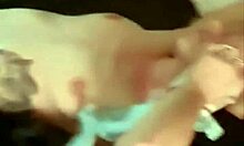 Σπιτικό βίντεο μιας όμορφης ξανθιάς συζύγου με τριχωτό μουνί