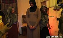 El oficial del ejército árabe le lame el culo a su adolescente por primera vez
