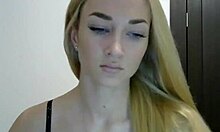 Astarta69, en amatør webcammodel, har sex med sig selv i en privat video på supcams.com