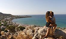 一对年轻的夫妇在克里特岛上热情地接吻和交