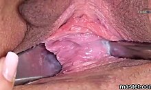 Seorang remaja Ceko memamerkan vaginanya yang luas dalam gambar close-up