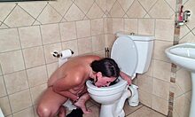 Egy nő egyedül élvezi a vécét nyalogatni és maszturbálni