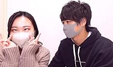 Kvinde med bind over øjnene lokker asiatiske piger til at have sex med dybt hals og ansigt