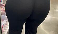 Gadis amatir dengan punggung besar memamerkan pantat bundarnya dalam legging transparan