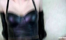 18-årig cosplay-kæreste i latexskjorte beder om sperm på ansigtet