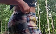 Аматерка од ебаноса ставља тампон у јавности док носи пелене