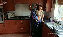 Το ινδικό κορίτσι Μπέτι χρησιμοποιείται και γαμιέται από τον σατανικό παππού της σε ένα ταμπού πορνό βίντεο