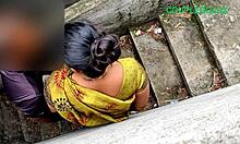 Indische Frau genießt Sex mit ihrer Schwägerin im Freien
