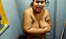 Stemor får en cumshot på sine bryster og røv, mens hun tager et brusebad