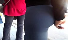 一个年轻女孩的软核视频,她穿着紧身腿条等待公共汽车,身着圆的部