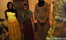 Liten arabisk stemor og hennes kameratpartnere i hjemmelaget sexvideo
