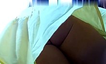 Amator roșcat primește atenție voyeuristă în fustă și cameră ascunsă